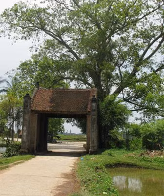 Cổng làng cổ truyền thống như thế này giờ rất hiếm.