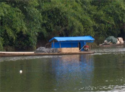 Tiêu hủy thuốc lá Jet sau khi bắt giữ. Thuyền chở hàng lậu trên sông SêPôn.