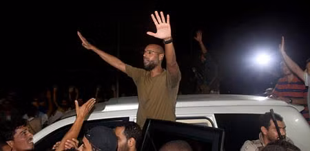 Con trai lớn của ông Gaddafi, Seif al-Islam Gaddafi xuất hiện trước đám đông ủng hộ rạng sáng 23/8.