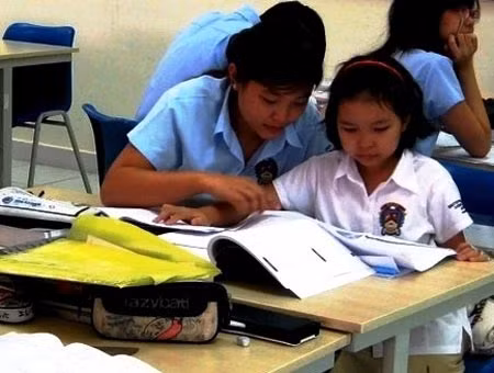 Phạm Thanh Ngọc cùng học với các anh chị lớn tuổi sau khi được nhận vào Trường Quốc tế BVIS (TP HCM).