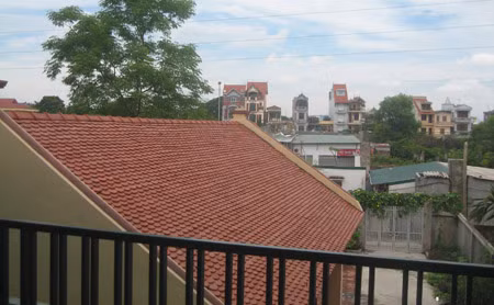 Nhà cao tầng trong làng.