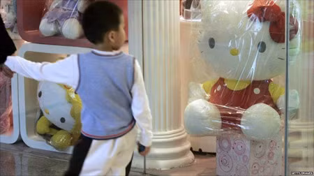 Sanrio của Nhật Bản hy vọng quảng bá hình ảnh mèo Hello Kitty ở Trung Quốc. Disneyland của Hồng Công; Công viên chủ đề ở tỉnh Vân Nam (Trung Quốc) với "Vương quốc người lùn".