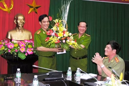 Đại tá Nguyễn Phi Hùng - Phó Tổng cục trưởng Tổng cục Cảnh sát Phòng chống tội phạm tặng hoa và thưởng nóng cho Ban chuyên án.