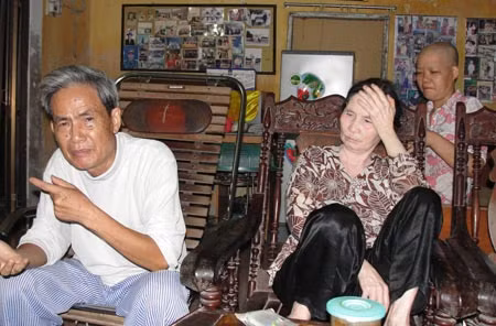 Ông Bảo, bà Than và chị Duyên đau khổ khi chính họ trở thành nạn nhân của Phạm Thị Chinh.