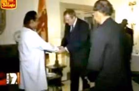 Ảnh chụp từ băng ghi hình cho thấy Werritty (giữa) đang bắt tay Tổng thống Sri Lanka Mahinda Rajapaksa.