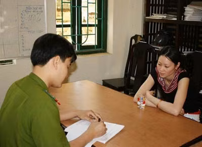 Cơ quan điều tra hỏi cung một đối tượng buôn bán người.
