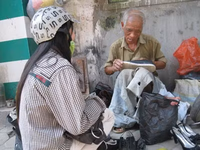 Ông lão khuyết tật 50 năm khâu giày ảnh 1