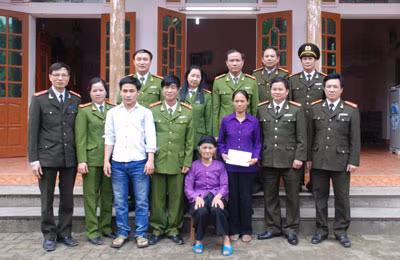 Lãnh đạo Cục cảnh sát ĐTTP về TTXH, Công an tỉnh Thái Nguyên, đại diện Báo CAND thăm và tặng sổ tiết kiệm cho gia đình liệt sĩ Nguyễn Văn Tiền.