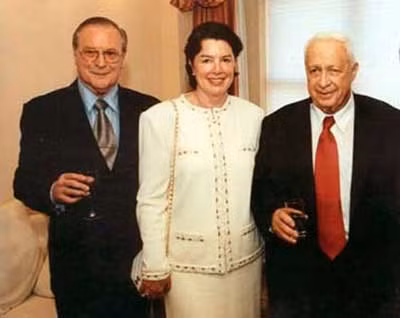 Ranan Lurie (trái) và vợ chồng cựu thủ tướng Israel Ariel Sharon.