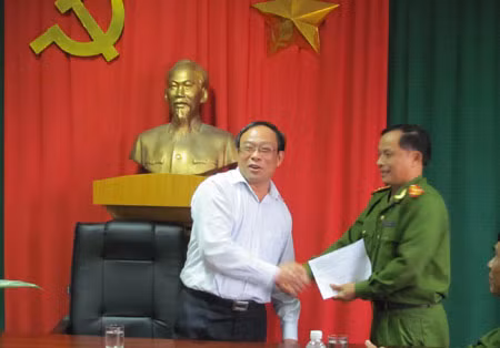 Chủ tịch UBND tỉnh Thừa Thiên Huế trao thưởng cho Ban chuyên án.