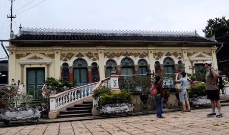 Trung bình mỗi ngày, có hàng trăm lượt du khách đến tham quan di tích nhà cổ Bình Thủy.