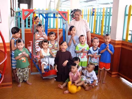 Sư cô Minh Tịnh với các con nhỏ ở chùa Quan Châu.