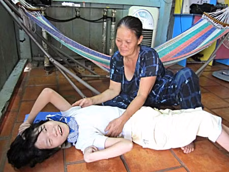Do bị bỏ xuống hầm cầu nên bé Thương phải sống thực vật suốt đời.