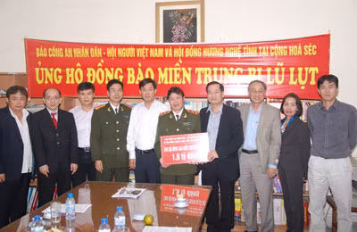 Trung tướng, nhà văn Hữu Ước, Phó Tổng cục trưởng Tổng cục XDLL -CAND, Tổng Biên tập Báo CAND tiếp nhận số tiền 1,6 tỉ đồng ủng hộ của Hội người Việt Nam, Hội đồng hương Nghệ Tĩnh tại Cộng hoà Séc.
