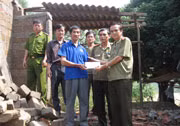 Đại tá Lưu Vinh, Phó Tổng Biên tập Báo CAND thăm hỏi, tặng quà cho gia đình ông Trần Quang Anh ở xã Thuận Hoá, huyện Tuyên Hoá, Quảng Bình.