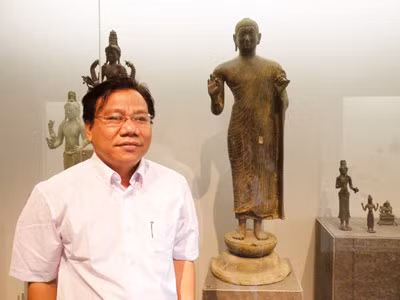 Tiến sĩ Bá Trung Phụ và bức tượng Phật Đồng Dương.