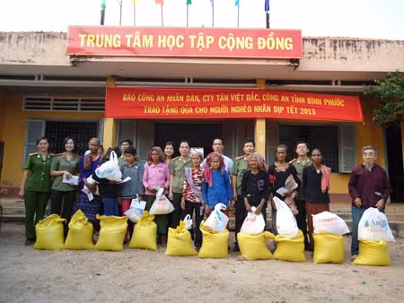 Đại diện Báo CAND - Chuyên đề ANTG, Công ty CP Tân Việt Bắc, Công an tỉnh Bình Phước và Công an huyện Lộc Ninh tại buổi trao quà Tết cho đồng bào nghèo vùng biên tỉnh Bình Phước.