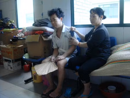 Chị Thi đang chăm sóc con trai bên hành lang bệnh viện.