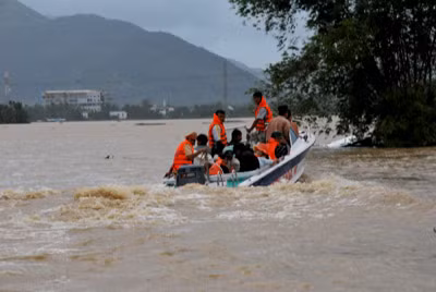 Công an Khánh Hoà giúp dân sơ tán ra khỏi vùng lũ.
