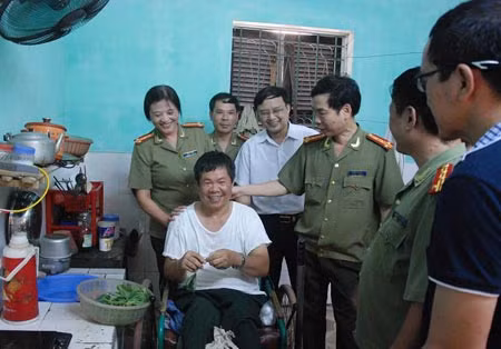 Đại tá Phạm Văn Miên, Phó Tổng Biên tập, ông Lâm Tấn Lợi và các thành viên Đoàn Công tác thăm hỏi thương binh Nguyễn Đình Cường.