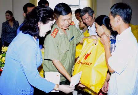 Đại diện Báo CAND - Chuyên đề ANTG cùng bà Trần Thị Việt Thanh tặng quà tết cho người dân nghèo huyện Đức Hòa, tỉnh Long An.