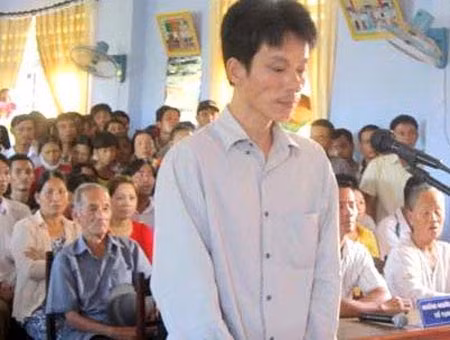Bị cáo Hồ Văn Luật trước vành móng ngựa.