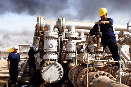 Công nhân Iraq đang làm việc tại nhà máy lọc dầu Rumaila, gần thành phố Basra.