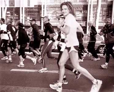 Natalia Vodianova vừa mới tham gia cuộc đua Marathon ở Paris để vận động cho hội Naked Heart.