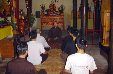 Đại Đức Thích Thanh Huân giảng đạo cho các thành viên CLB Hương Sen.