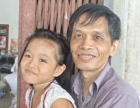 Anh Lê Đình Hòa bên con gái Phương Anh.