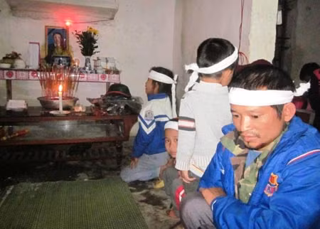Ngày anh Lai trở về cũng là ngày anh và gia đình phát tang, lập bàn thờ cho người em ruột Hồ Vĩnh Thế.