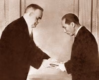 Ngày 23/4/1952, Đại sứ Nguyễn Lương Bằng trình Quốc thư lên Chủ tịch Đoàn chủ tịch Xô viết tối cao Liên Xô N.M. Sverơních.