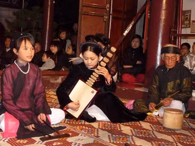 Một buổi trình diễn Không gian Hát cửa đình của Giáo phường Ca trù Thăng Long - Hà Nội.