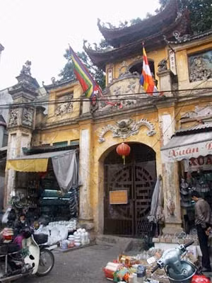 Bát đũa, cốc chén, bày kín quán chùa Huyền Thiên. Ảnh: Bá Đô.