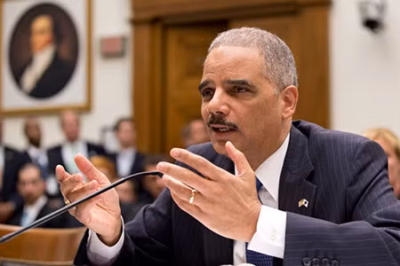 Bộ trưởng Tư pháp Mỹ Eric Holder phải điều trần trước Quốc hội về hành vi nghe lén điện thoại của các phóng viên hãng AP.