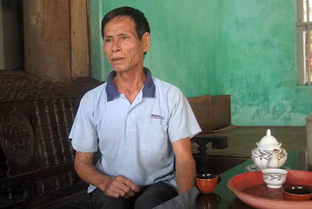 OOng Nguyễn Văn Ngát rơm rớm nước mắt khi nhắc đến chuyện gia đình.