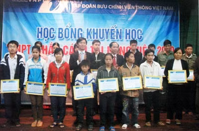 Hậu lũ lụt, nhiều trẻ em khao khát đến trường ảnh 1