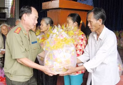 Quà Tết ý nghĩa của Báo CAND với xã Anh hùng Bình Hàng Trung (Đồng Tháp) ảnh 1