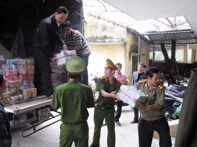 Báo CAND tặng máy tính cho các trường học và Công an Quảng Bình ảnh 1