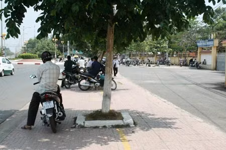 Nhiều phụ huynh đã không an tâm đến tận cổng trường đón con tan học. Điều này ít xảy ra đối với địa phương này trước đây.