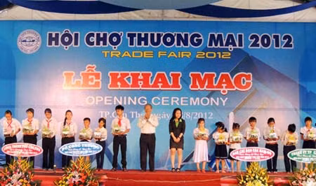 BTC Hội chợ trao học bổng và quà cho các em học sinh nghèo hiếu học.
