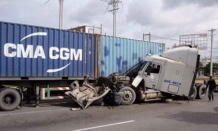 Phần đầu chiếc container bị biến dạng sau vụ tai nạn.