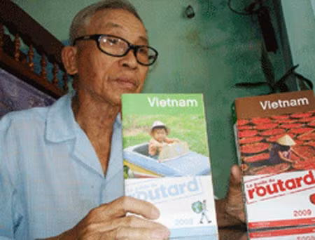 Ông Lê Ngọc Thiệp và cuốn sách Le Guide du Routard (người bạn đường).