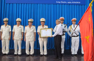 Thừa ủy quyền của Chủ tịch nước, Bí thư Tỉnh ủy An Giang Võ Thanh Khiết trao Huân chương chiến công Hạng nhất cho tập thể Phòng PC45 Công an An Giang, về thành tích triệt phá vụ cướp tiệm vàng Quốc Thắng tháng 5/2009.