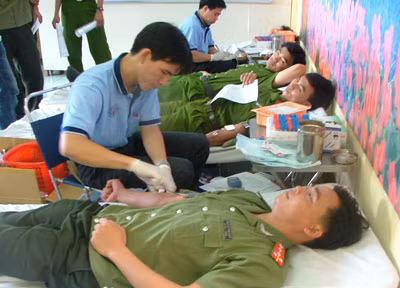 Các chiến sĩ Công an tỉnh Bình Phước tham gia hiến máu nhân đạo.