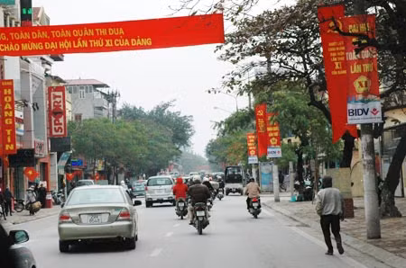 Đường phố Hà Nội khang trang trong ngày khai mạc Đại hội Đảng.