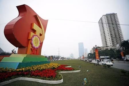 Cờ hoa chào mừng Đại hội Đảng toàn quốc lần thứ XI tại Thủ đô Hà Nội. Ảnh: Xuân Trường.
