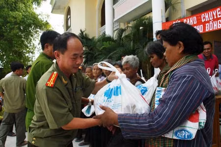 Đại tá Trần Kim Thẩm tặng quà cho bà con Khmer nghèo tỉnh An Giang.