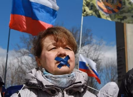 Người dân ở Donetsk biểu tình phản đối việc tân chính quyền Ukraina hủy bỏ đạo luật về quy chế của tiếng Nga, đảm bảo quyền của các cư dân nói tiếng Nga được sử dụng ngôn ngữ mẹ đẻ tại Ukraina cùng với tiếng Ukraina.