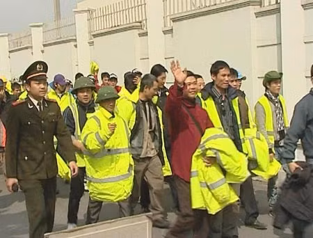 Niềm vui của người lao động trở về từ Libya.